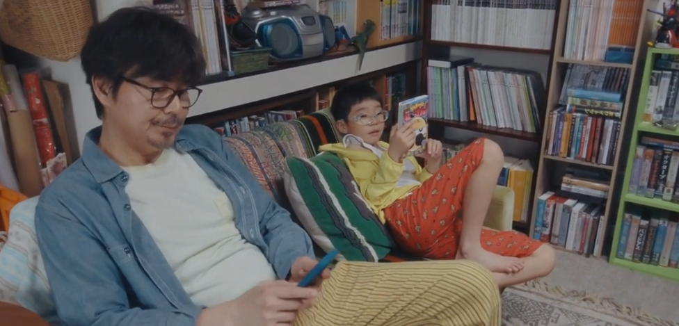 男子漫画を読む男子小学生