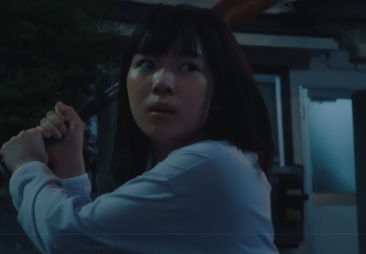 素振りをする女性