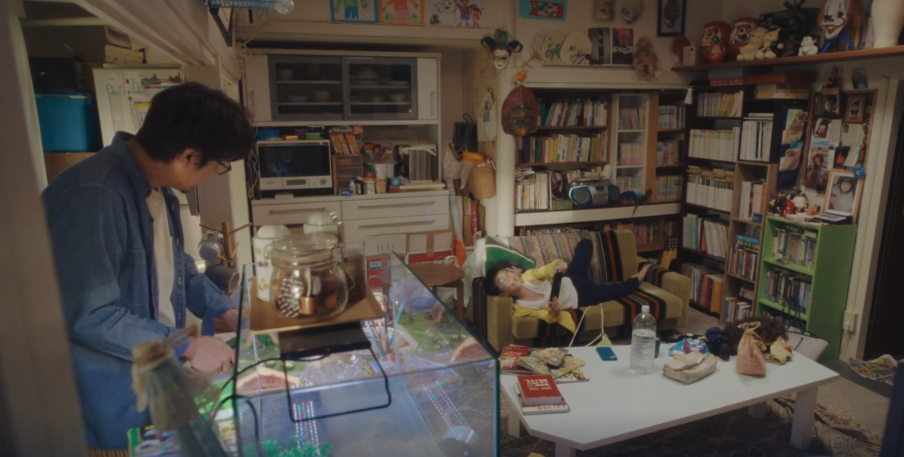 自宅のリビングでゆったり過ごす様子