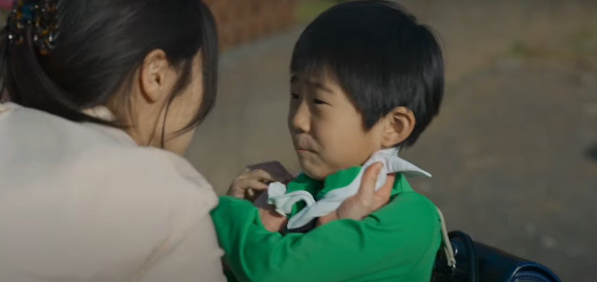 女性と小学生の男の子