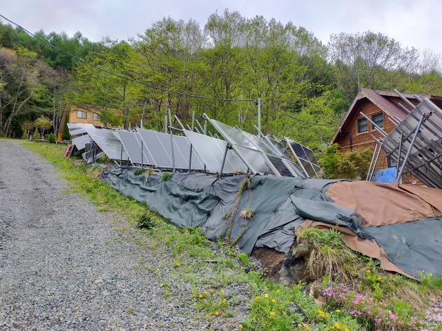 廃棄された太陽光パネル