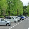 駐車場に並ぶ自動車