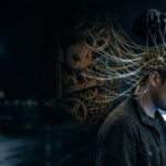 スマホを眺めて思考を巡らせている男性